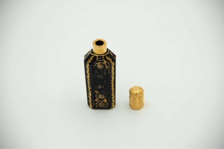 Frasco de perfume em vidro opaco com pinturas e tampa em ouro amarelo 